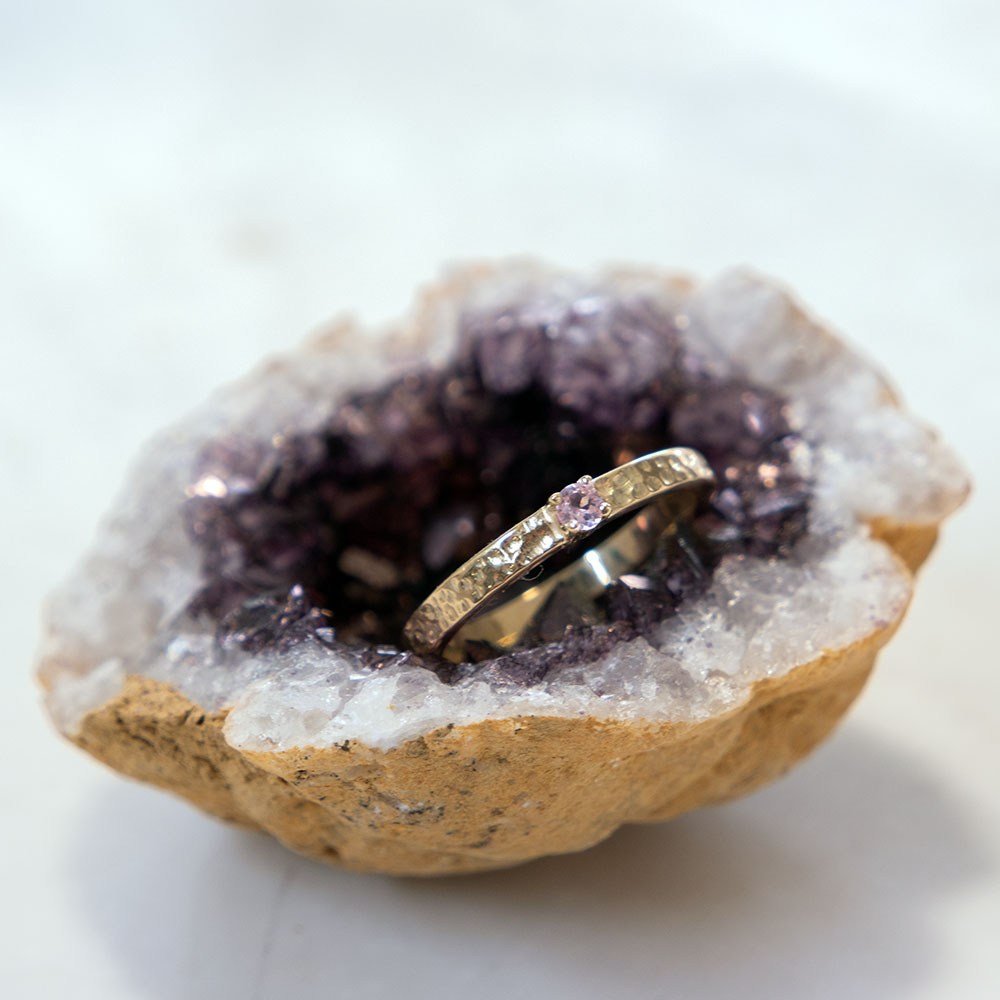 Geelgouden ring met structuur en roze topaas