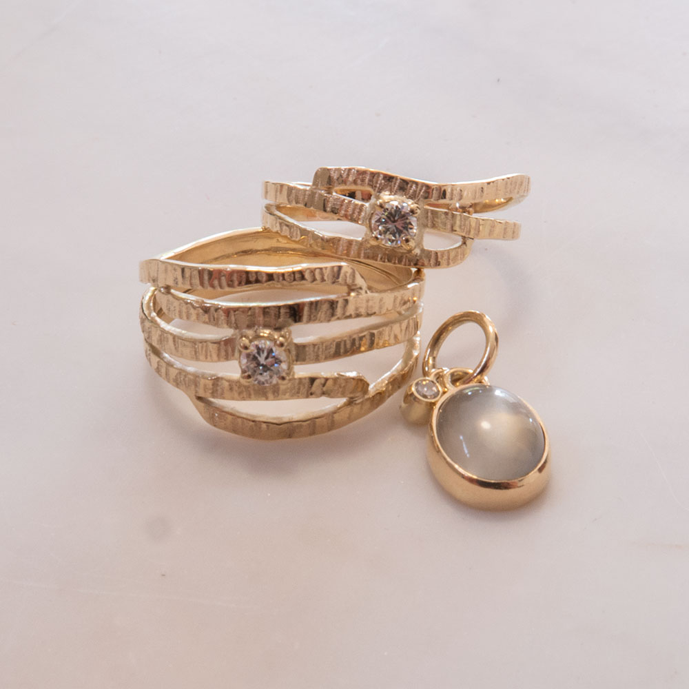 Geelgouden ringen met diamant en geelgouden hanger met diamant en maansteen